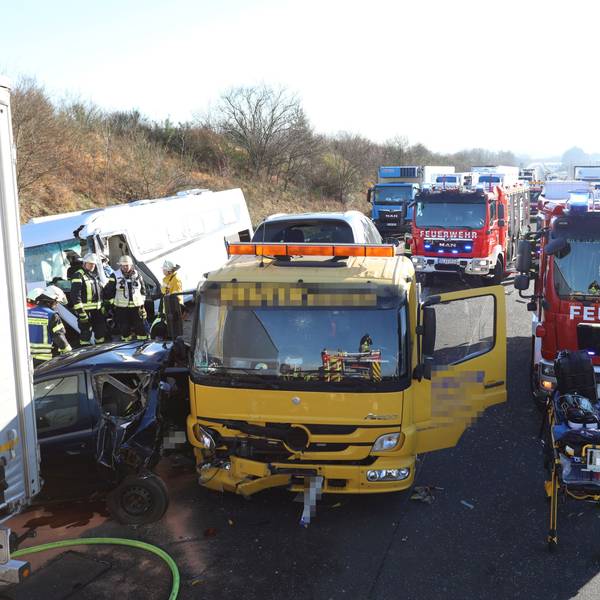 Bei dem Unfall auf der A3 in Höhe von Hennef-Dambroich wurden fünf Menschen zum Teil schwer verletzt.