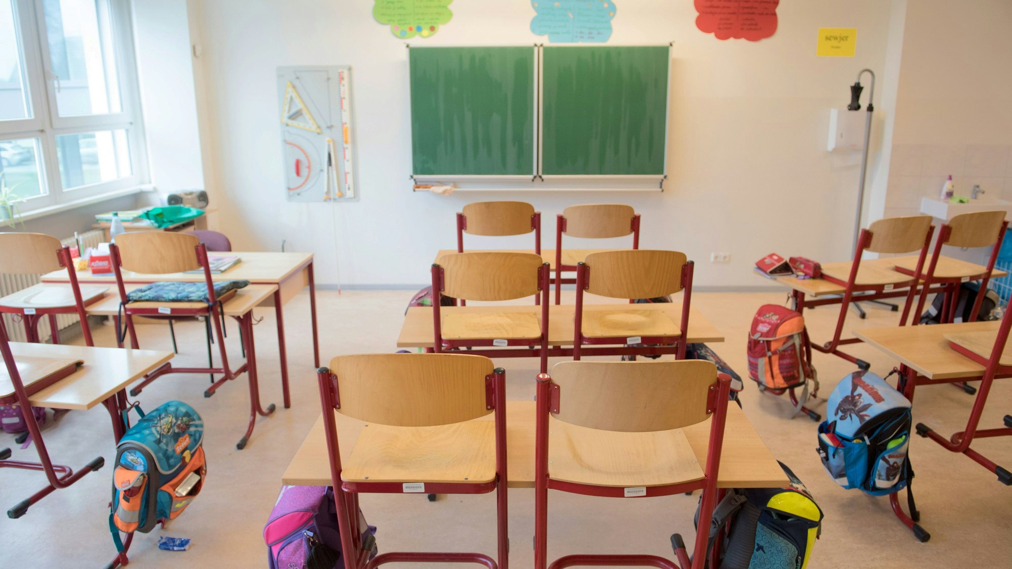 Ein leeres Klassenzimmer