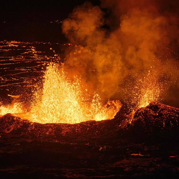 Geschmolzene Lava spritzt aus einem Riss auf der Halbinsel Reykjavik.
