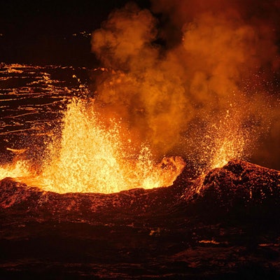 Geschmolzene Lava spritzt aus einem Riss auf der Halbinsel Reykjavik.