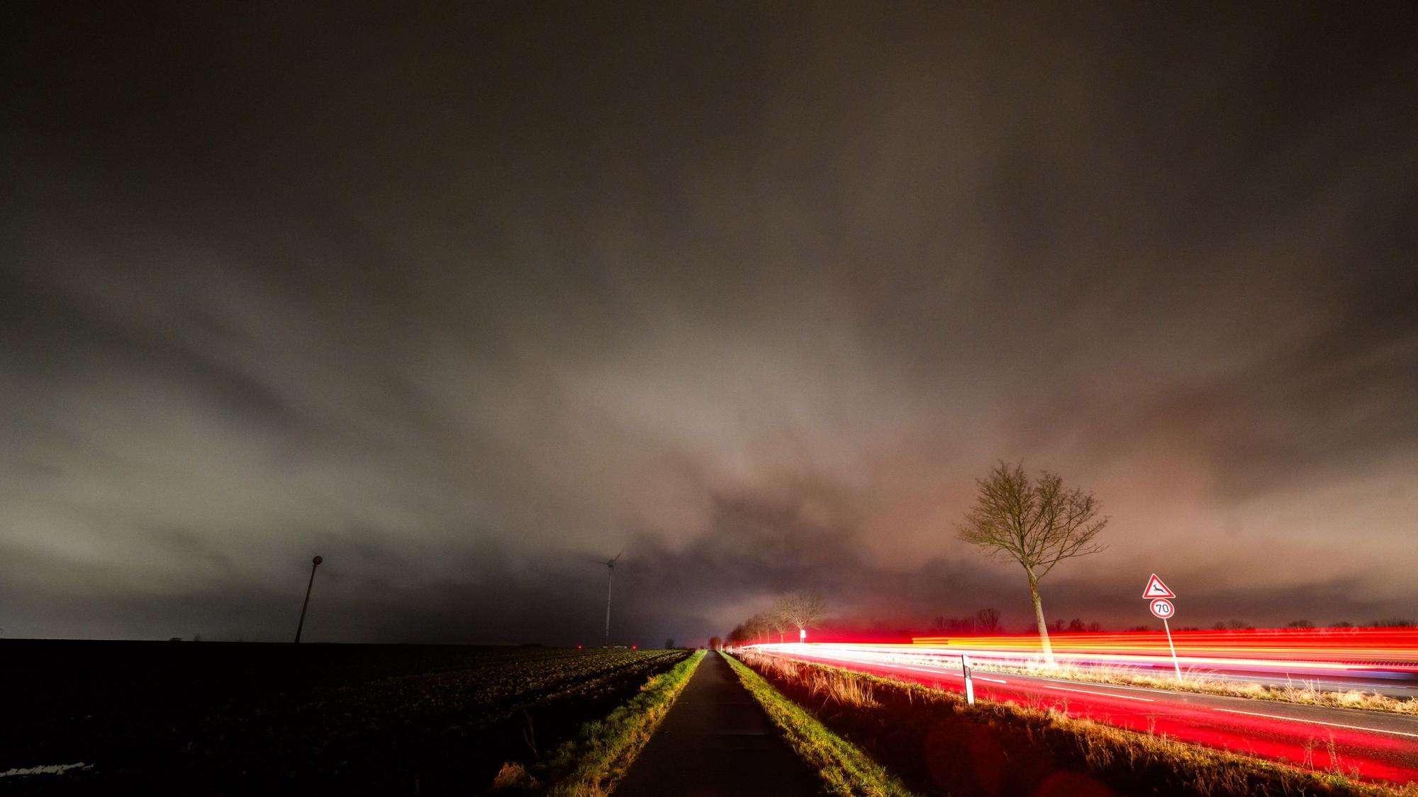 Niedersachsen, Laatzen: Wolken ziehen am Donnerstag (21. Dezember) über die Region Hannover hinweg. Sturmtief „Zoltan“ führt zu Sturmflut und Flugausfällen.