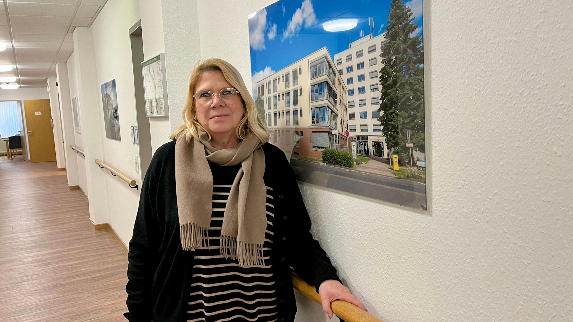 Petra Jennen vor einem Foto des Awo-Seniorenzentrums in Schlebusch