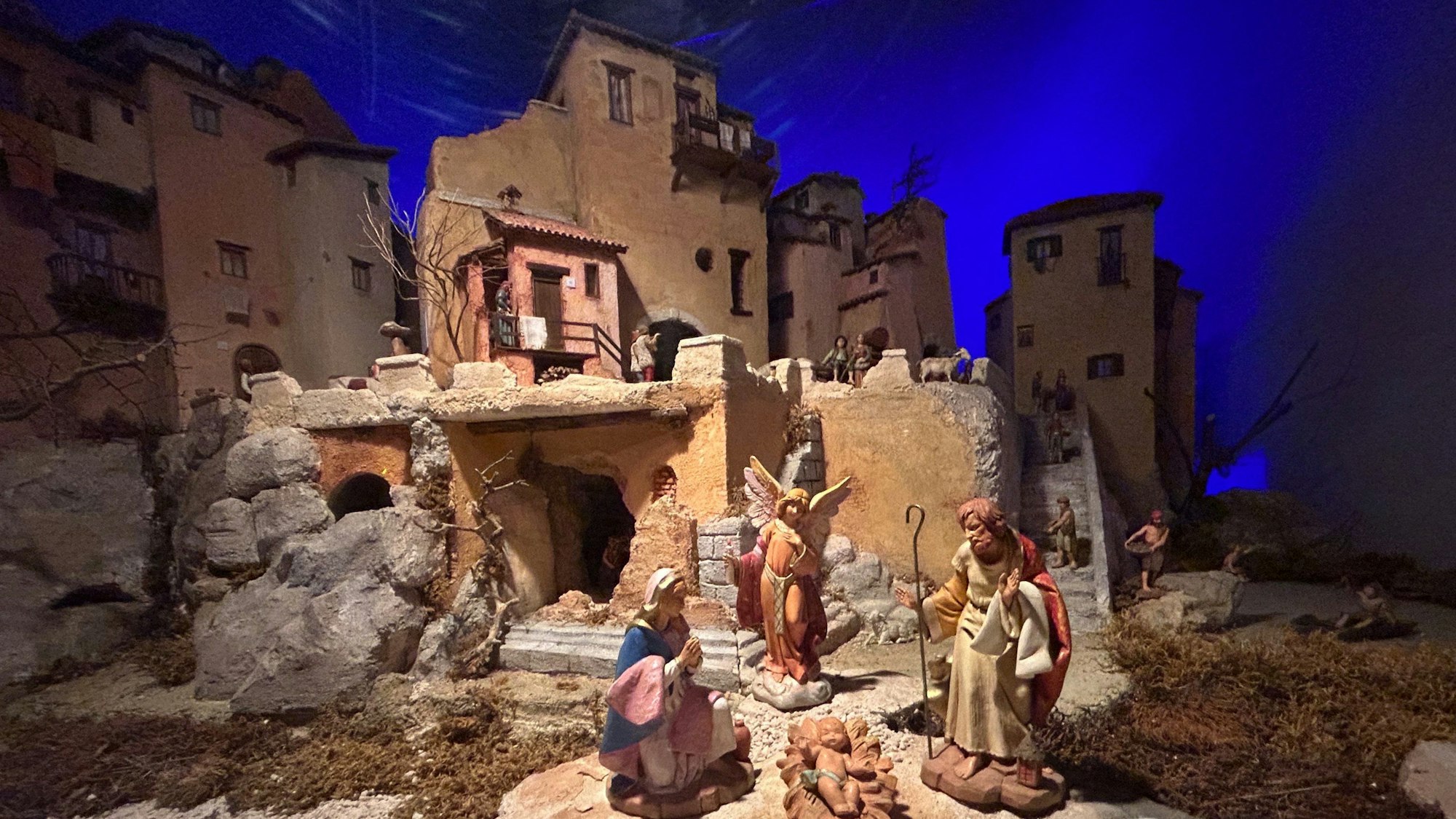 Greccio: Eine Krippe im Franziskanerkloster der mittelitalienischen Gemeinde Greccio. Der Legende nach wurde hier vor 800 Jahren die Weihnachtskrippe erfunden.
Krippen erzählen mit Figuren die christliche Weihnachtsgeschichte  nach.