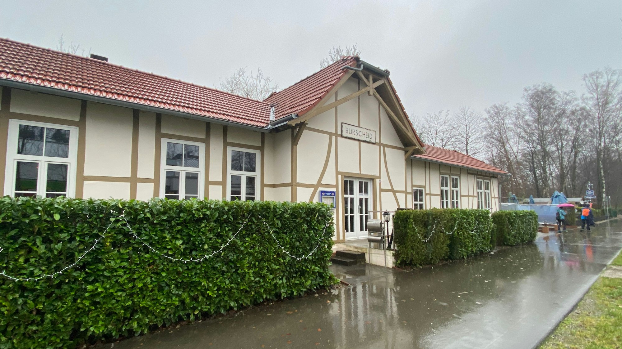 Ein Fachwerkhaus im Regen.