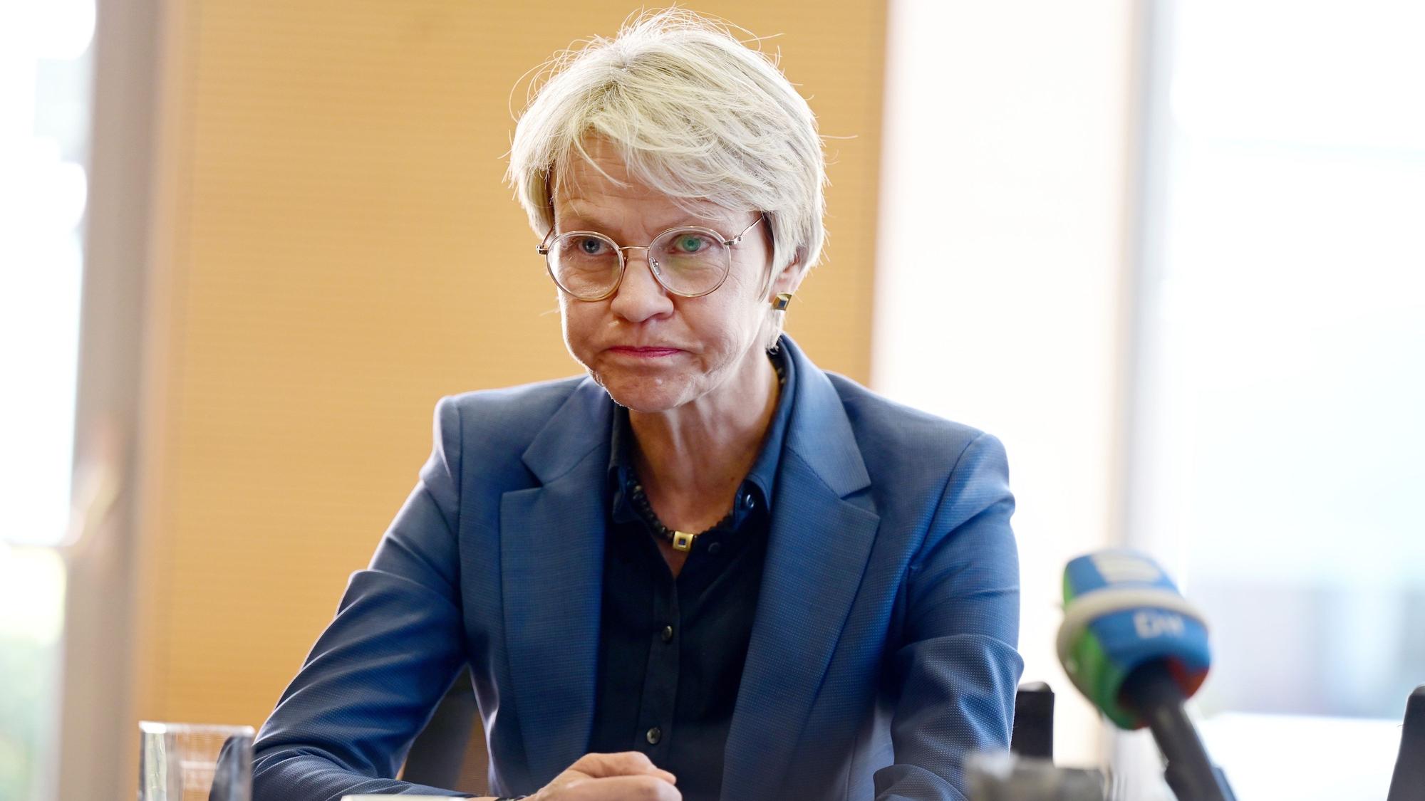 Dorothee Feller (CDU), Schul- und Bildungsministerin von Nordrhein-Westfalen, erklärt bei einem Pressegespräch im Schulministerium, wie es zu der Technik-Panne bezüglich der Abitur-Klausuren kommen konnte. (Archivbild)