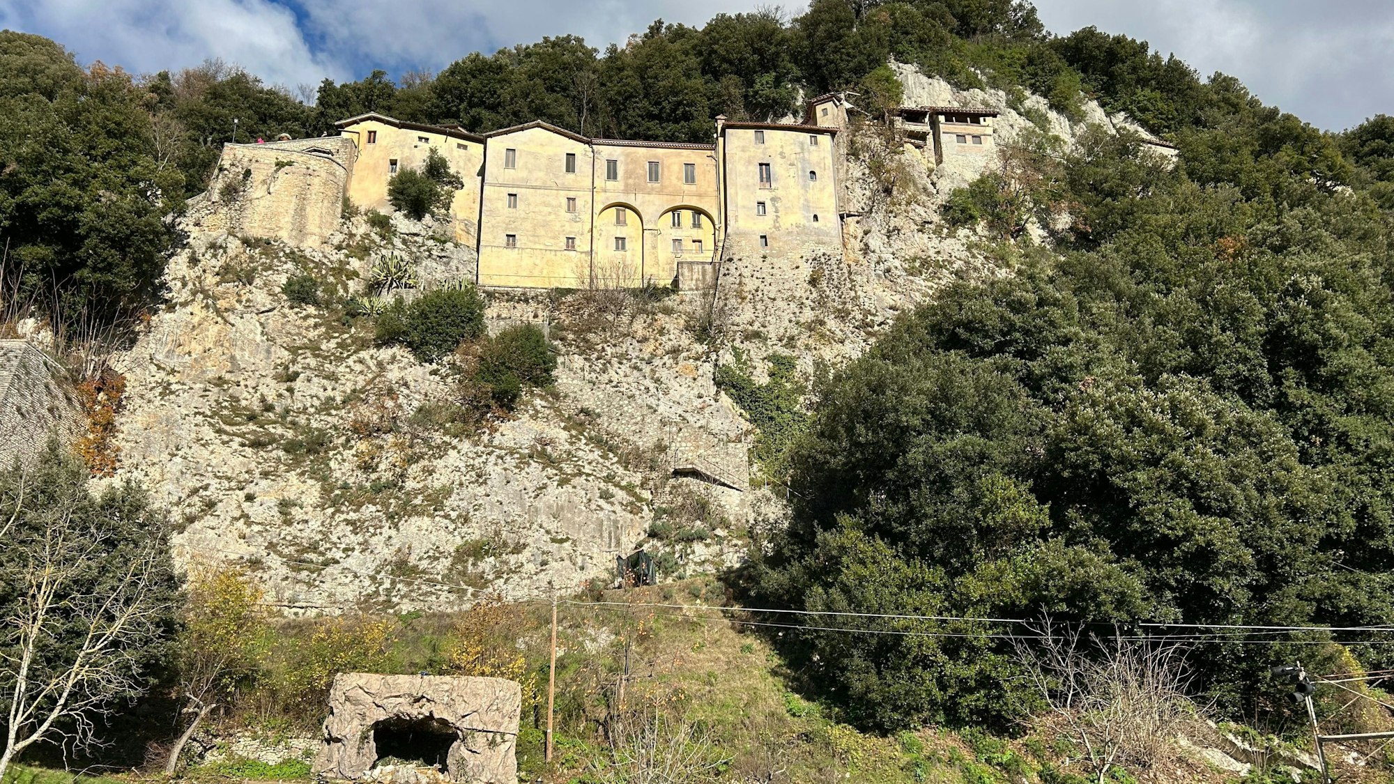 Italien, Greccio: Das Franziskanerkloster der mittelitalienischen Gemeinde Greccio.