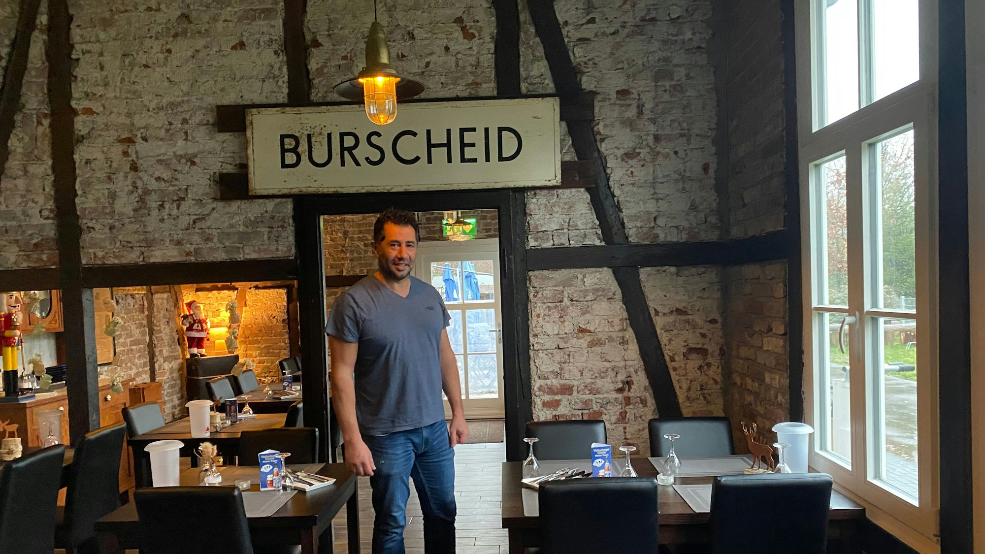 Ein Mann steht in einem alten Fachwerkhaus.