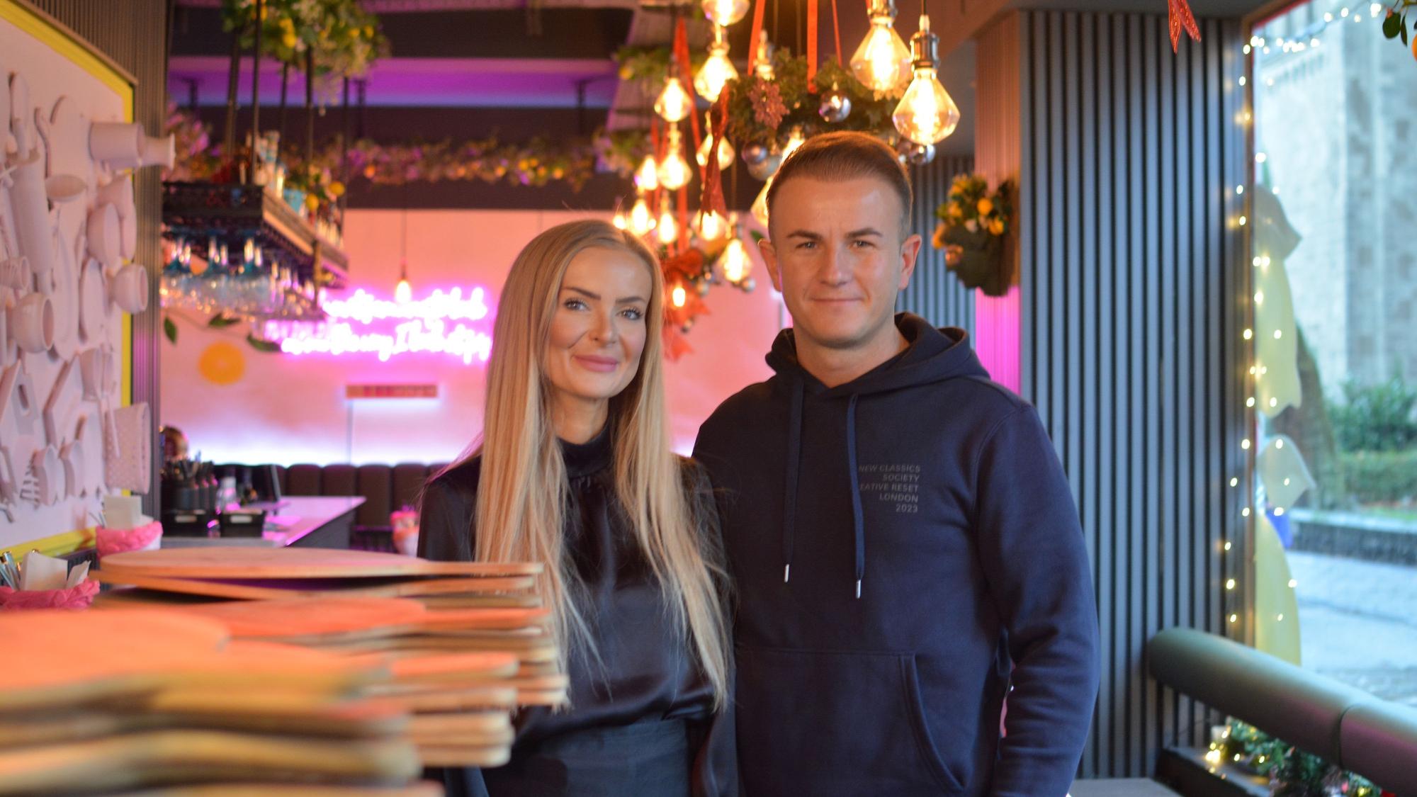 Eine Frau und ein Mann stehen in einem Restaurant.