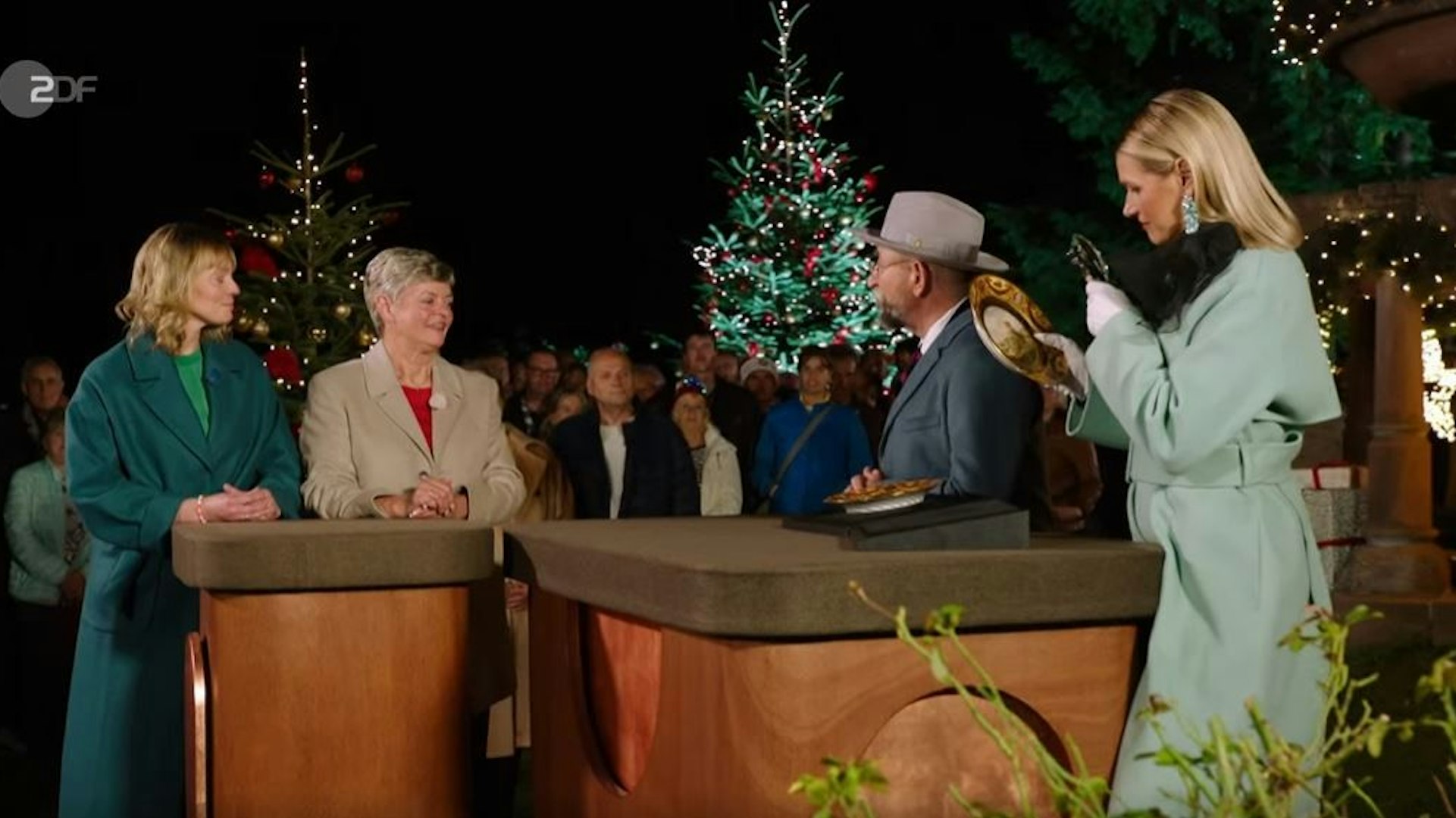 „Bares für Rares“-Expertin nimmt die Teller auf Schloss Drachenburg unter die Lupe.