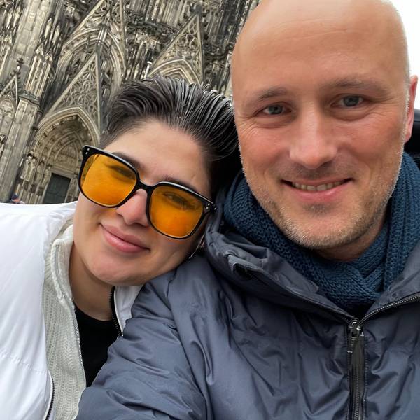 Die queere Aktivistin Sareh Sedighi-Hamadani aus dem Iran zusammen mit dem Kölner Bundestagsabgeordneten Sven Lehmann vor dem Kölner Dom.