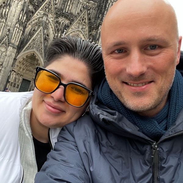 Die queere Aktivistin Sareh Sedighi-Hamadani aus dem Iran zusammen mit dem Kölner Bundestagsabgeordneten Sven Lehmann vor dem Kölner Dom.