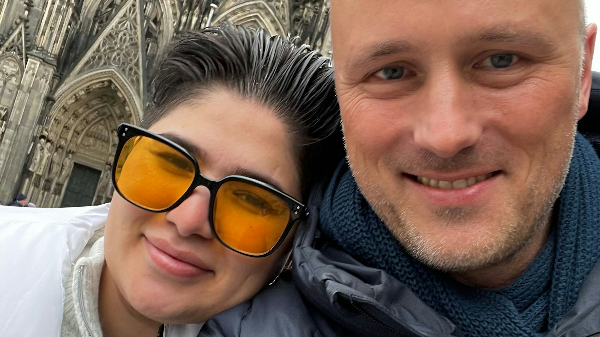 Die queere Aktivistin Sareh Sedighi-Hamadani aus dem Iran zusammen mit dem Kölner Bundestagsabgeordneten Sven Lehmann vor dem Kölner Dom.