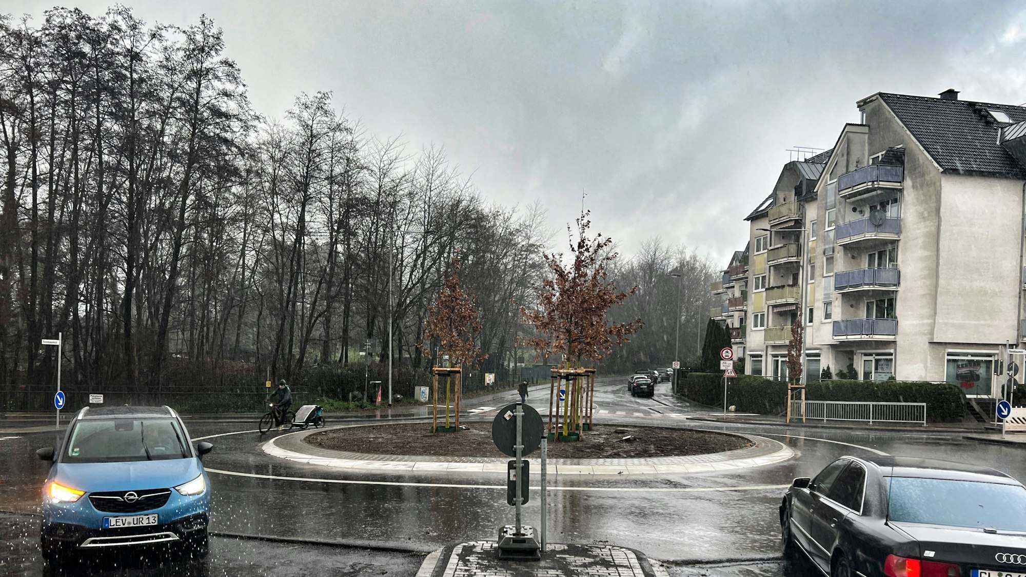 Der Kreisel Rennbaumstraße ist von der Seite Stauffenbergstraße geöffnet. In der Kreismitte stehen drei Eichen anstelle der Milleniumseiche.