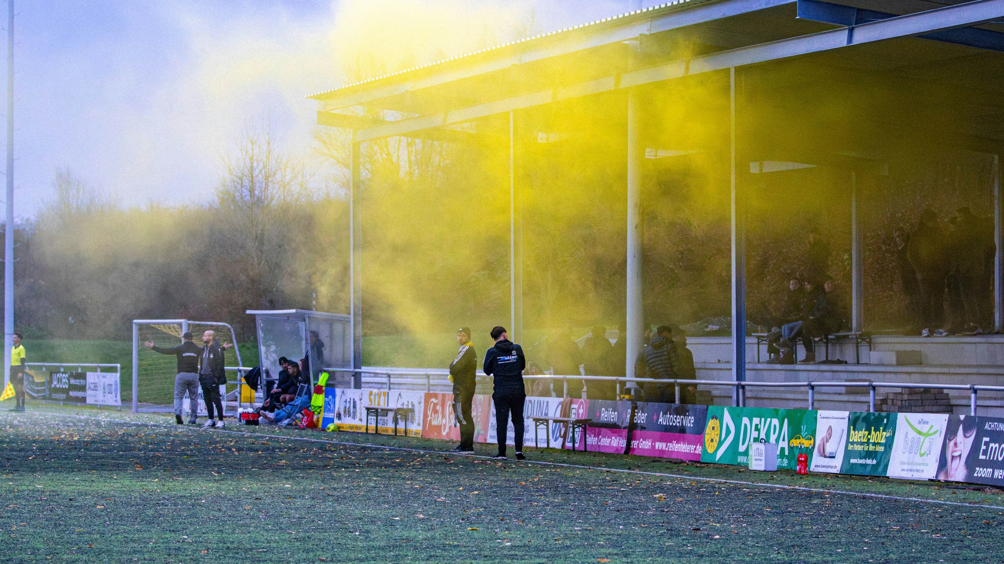 Auf dem Foto ist zu sehen, wie gelber Rauch von der Tribüne aufsteigt.