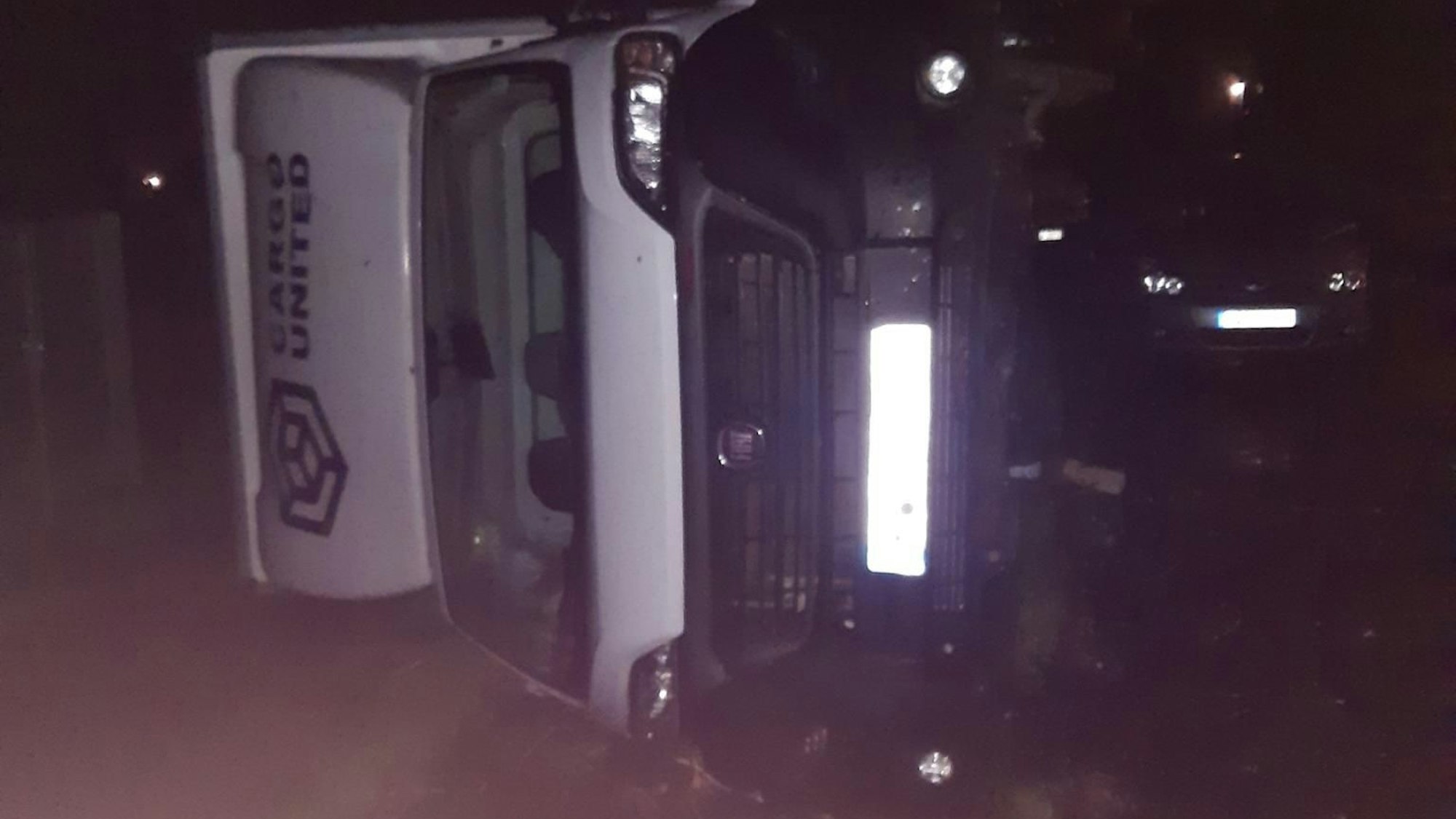 Ein Lkw wurde vom Sturm umgeworfen.