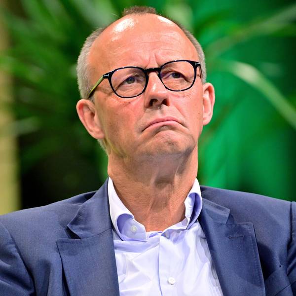 Friedrich Merz hier nicht mit Tanne, sondern mit Palme im Hintergrund
