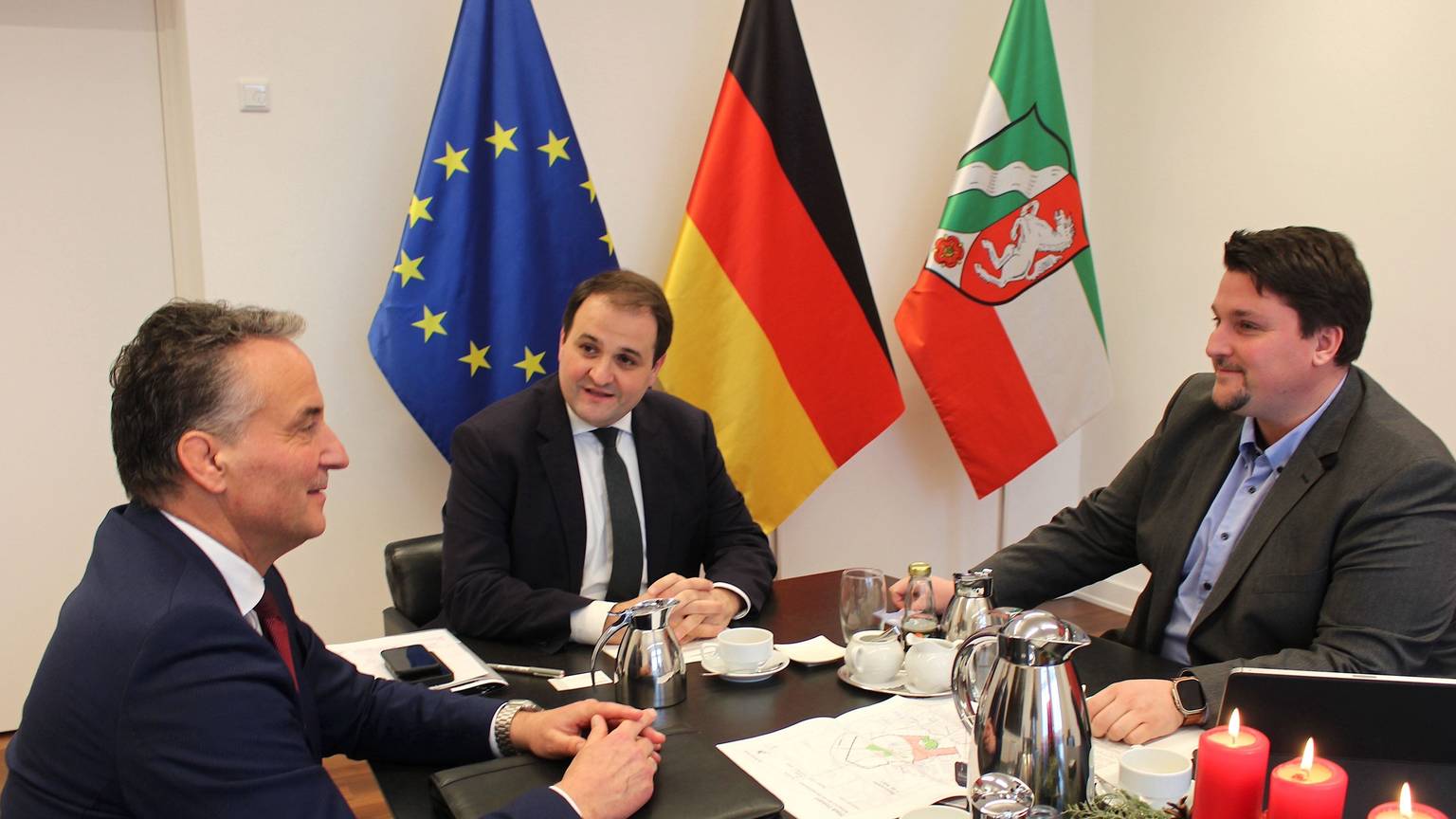 In der Staatskanzlei: Diehl-CEO Helmut Rauch, Minister Nathanael Liminski und Bürgermeister Alexander Biber.