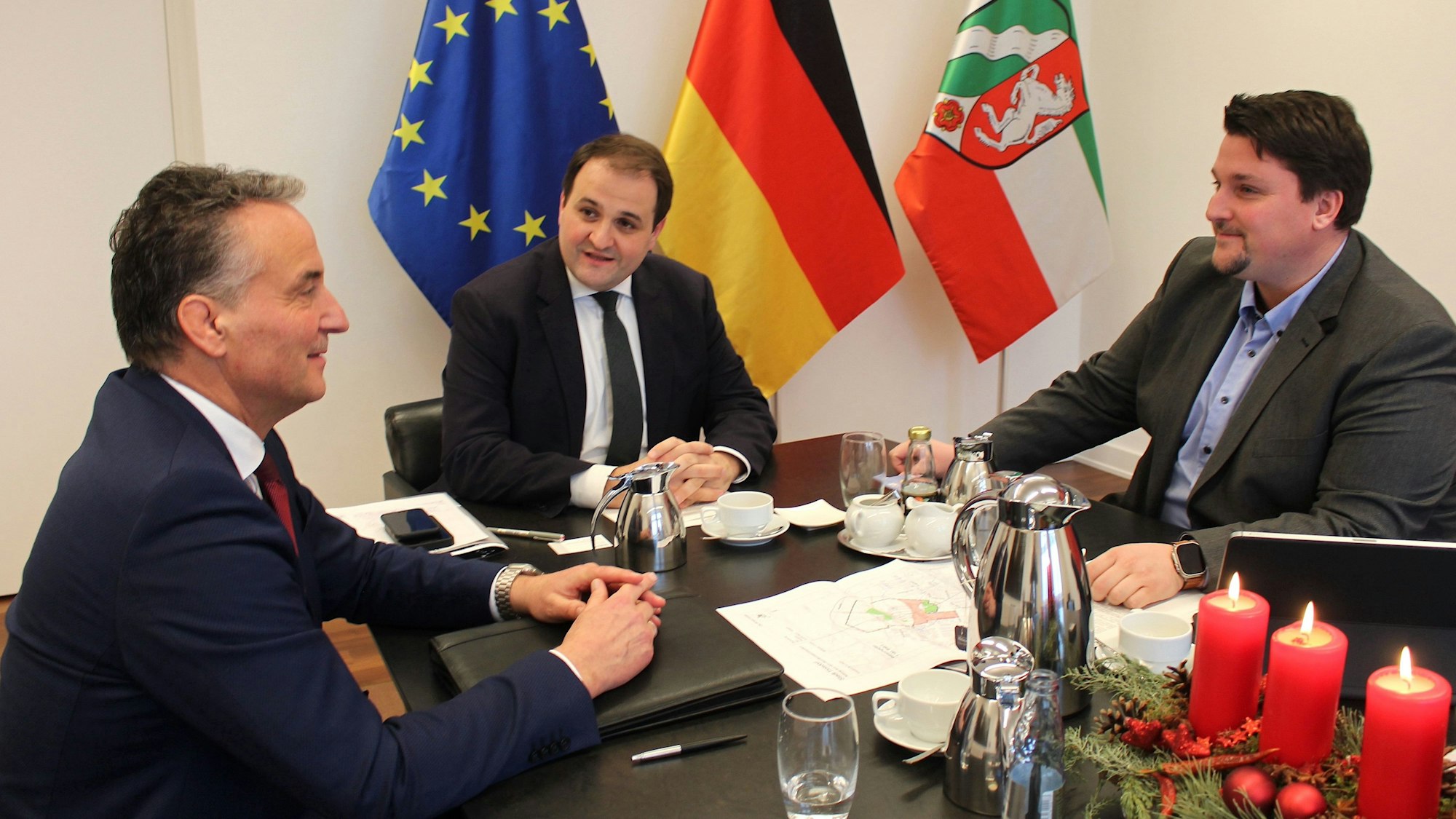 In der Staatskanzlei: Diehl-CEO Helmut Rauch, Minister Nathanael Liminski und Bürgermeister Alexander Biber.