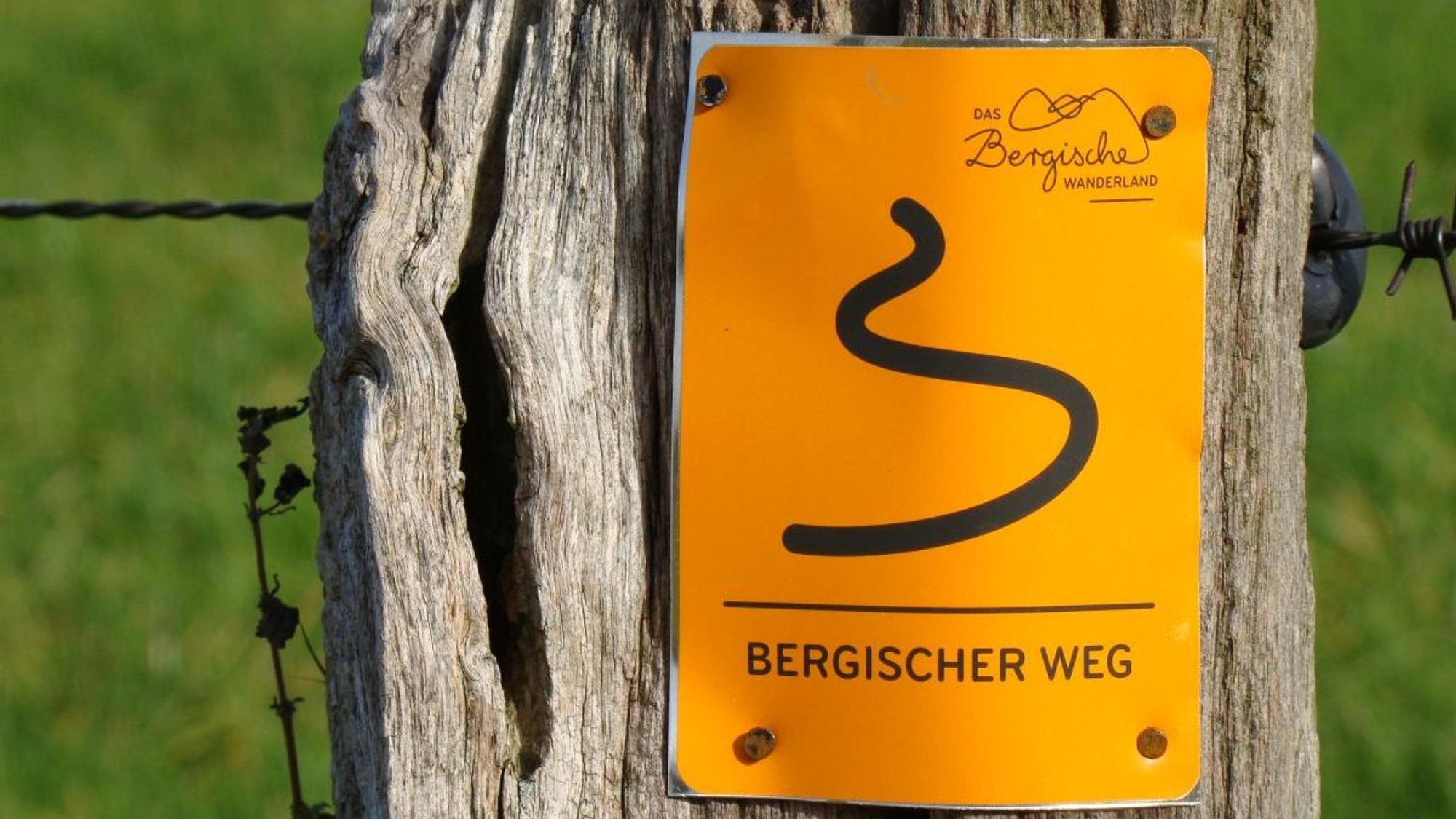 Der Bergische Weg mit einer Gesamtlänge von 259 ist mit kleinen Tafeln ausgeschildert.