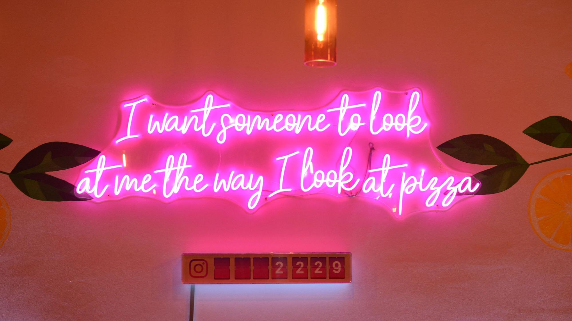 Pinke Neon-Schrift auf einer Wand