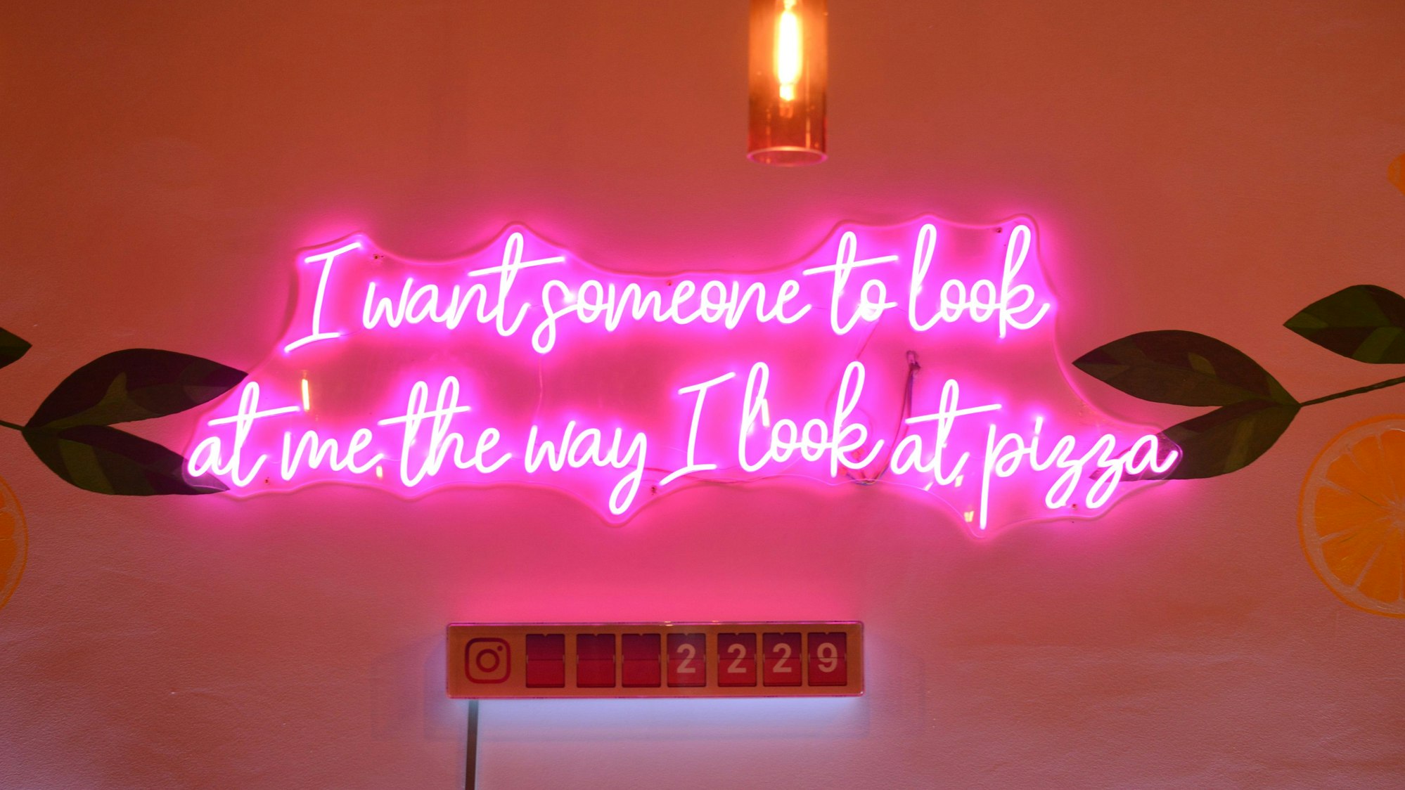 Pinke Neon-Schrift auf einer Wand