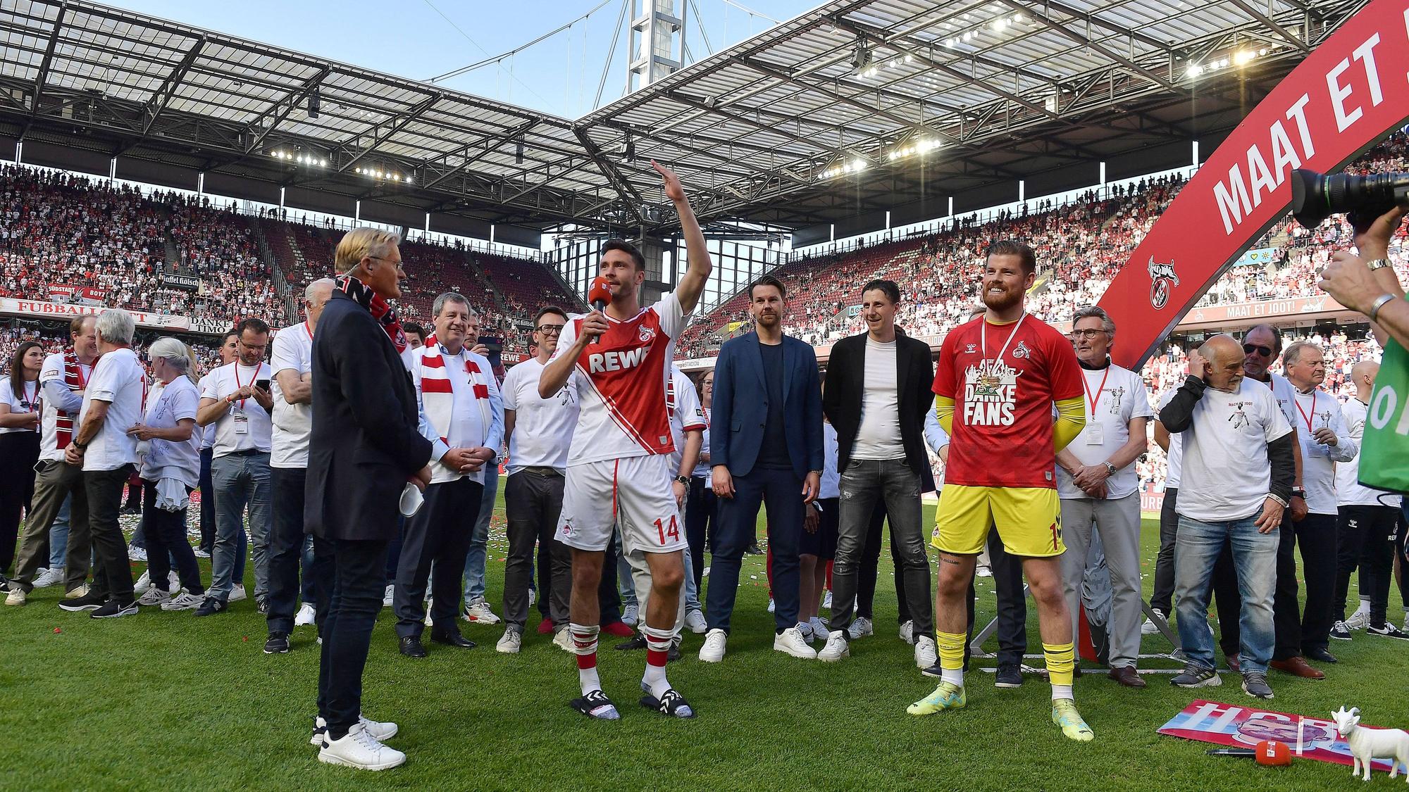 Emotionaler Abschied in Müngersdorf: Der 1. FC Köln veabschiedet Timo Horn (r.) und Jonas Hector (am Mikrofon)