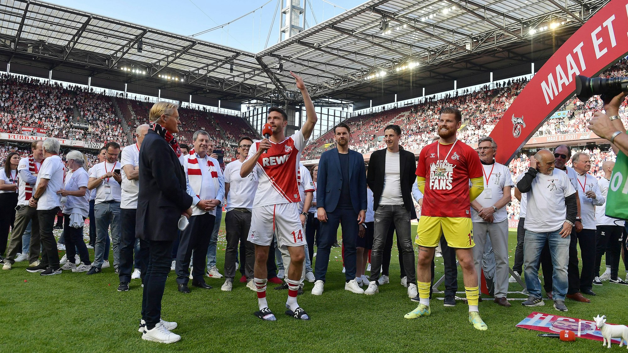 Emotionaler Abschied in Müngersdorf: Der 1. FC Köln veabschiedet Timo Horn (r.) und Jonas Hector (am Mikrofon)