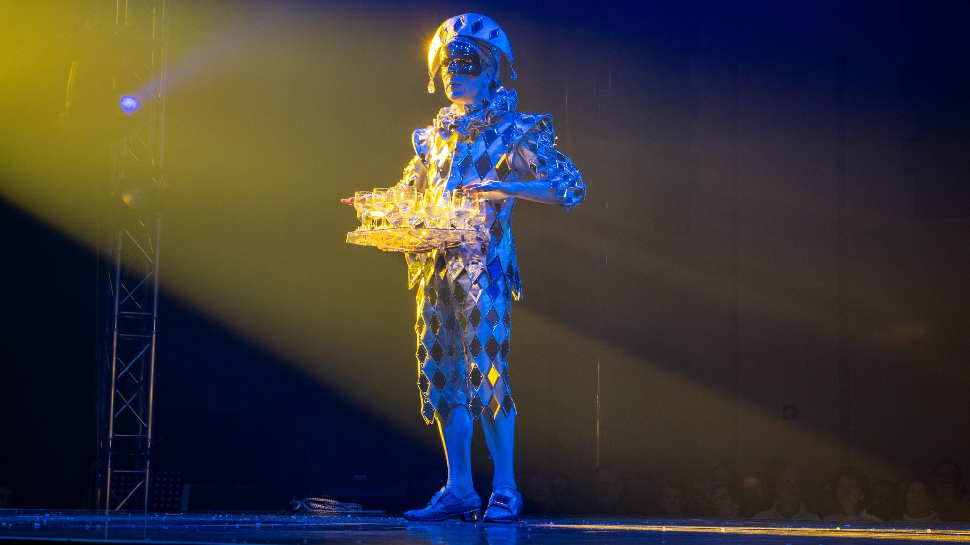 Christoph Müller alias Kristalleon spielt beim Cirque Bouffon am Brüsseler Platz auf seinen Gläsern Musik.