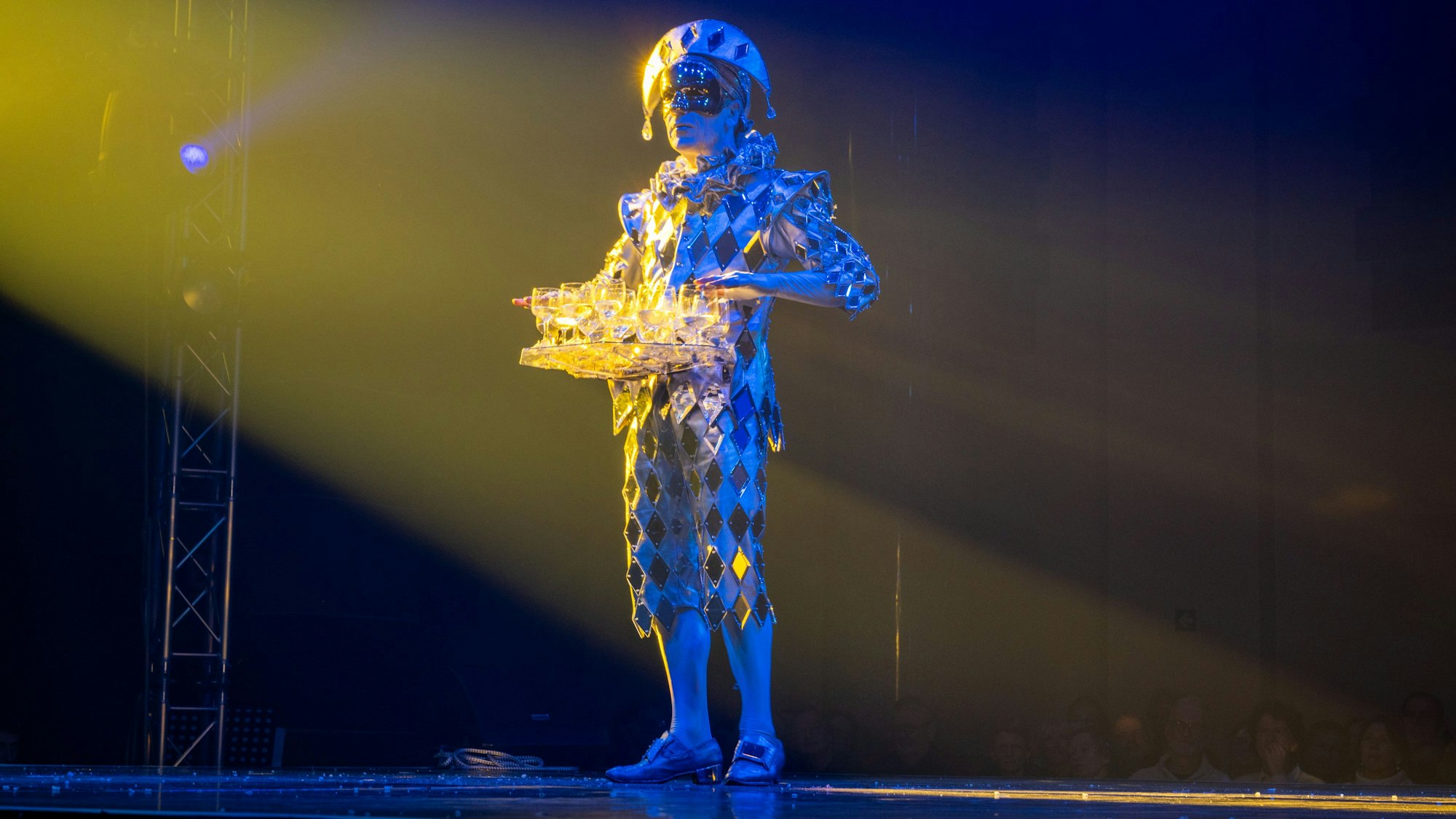 Christoph Müller alias Kristalleon spielt beim Cirque Bouffon am Brüsseler Platz auf seinen Gläsern Musik.