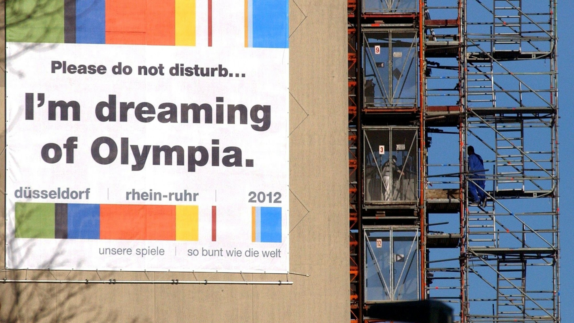 Das Archivbild vom 14.03.2003 zeigt ein Plakat zur Olympiawerbung mit der Aufschrift "I´m dreaming of Olympia" an der Fassade eines Düsseldorfer Hotels.