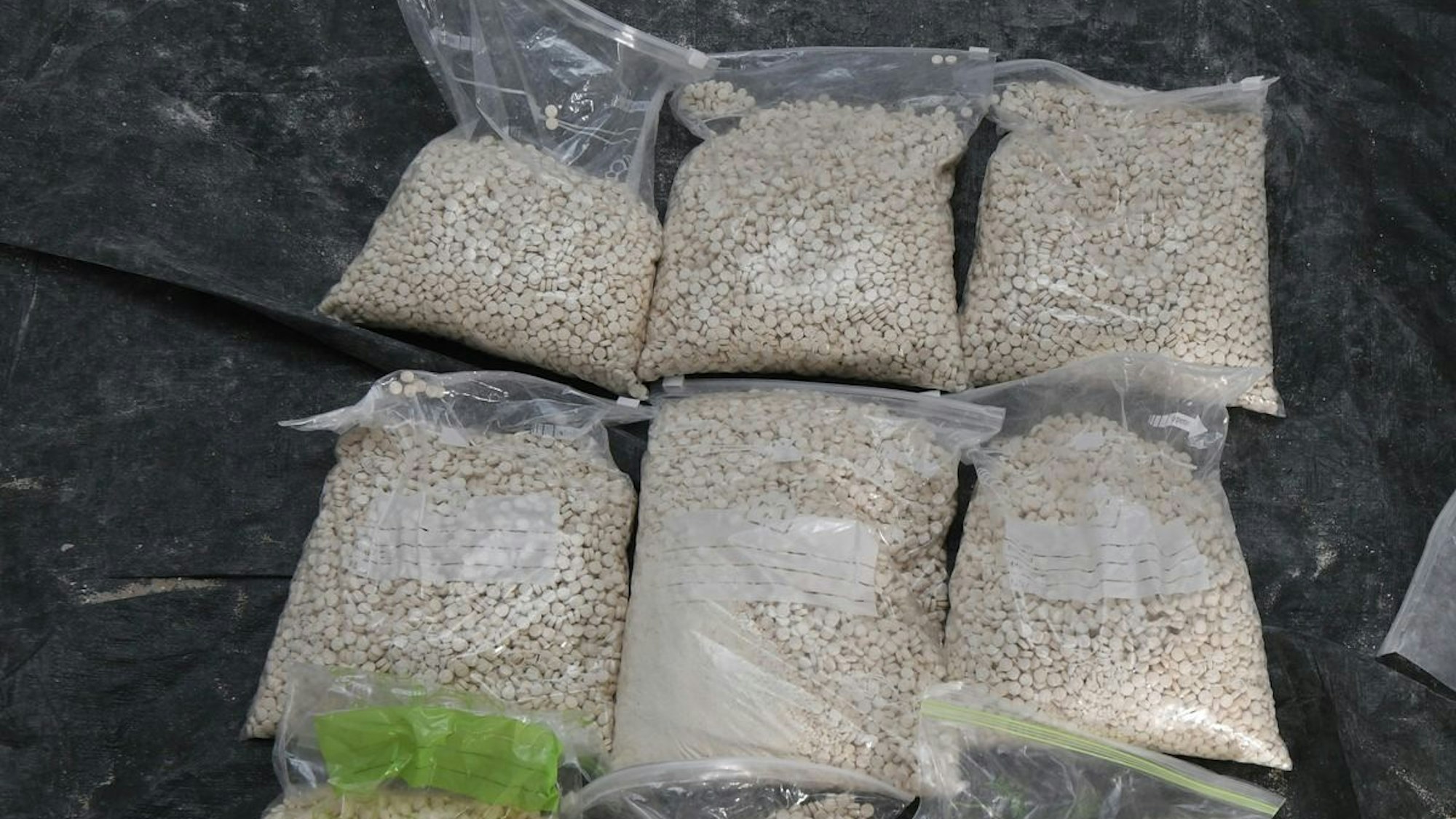 Zehn Beutel mit Amphetamin-Tabletten (Symbolbild). Rekordfunde an Captagon-Tabletten wurden in Deutschland in den vergangenen Monaten gemacht.