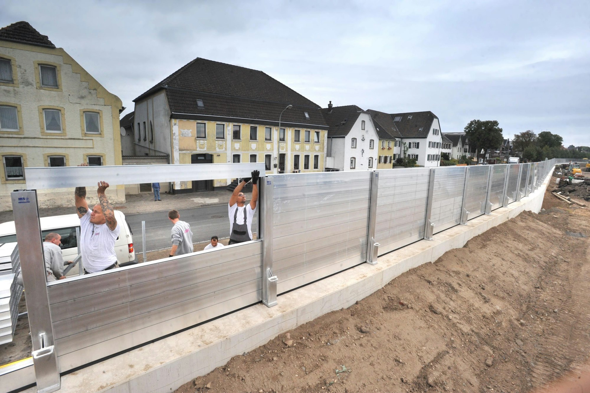 Testweiser Aufbau der Hochwasserwand 2010