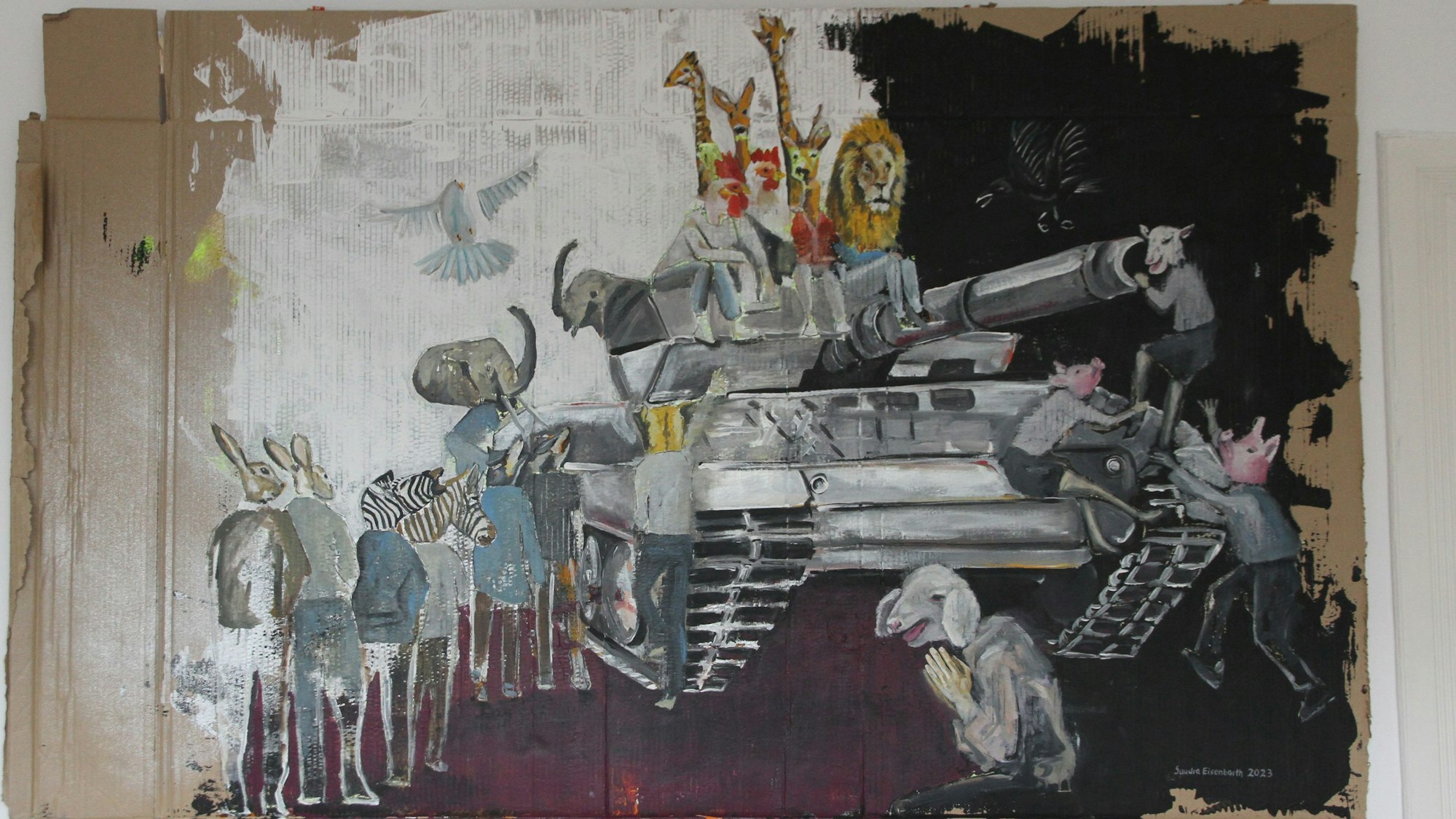 Menschliche Gestalten mit Tierköpfen stehen auf einem Bild Schlange vor einem Panzer