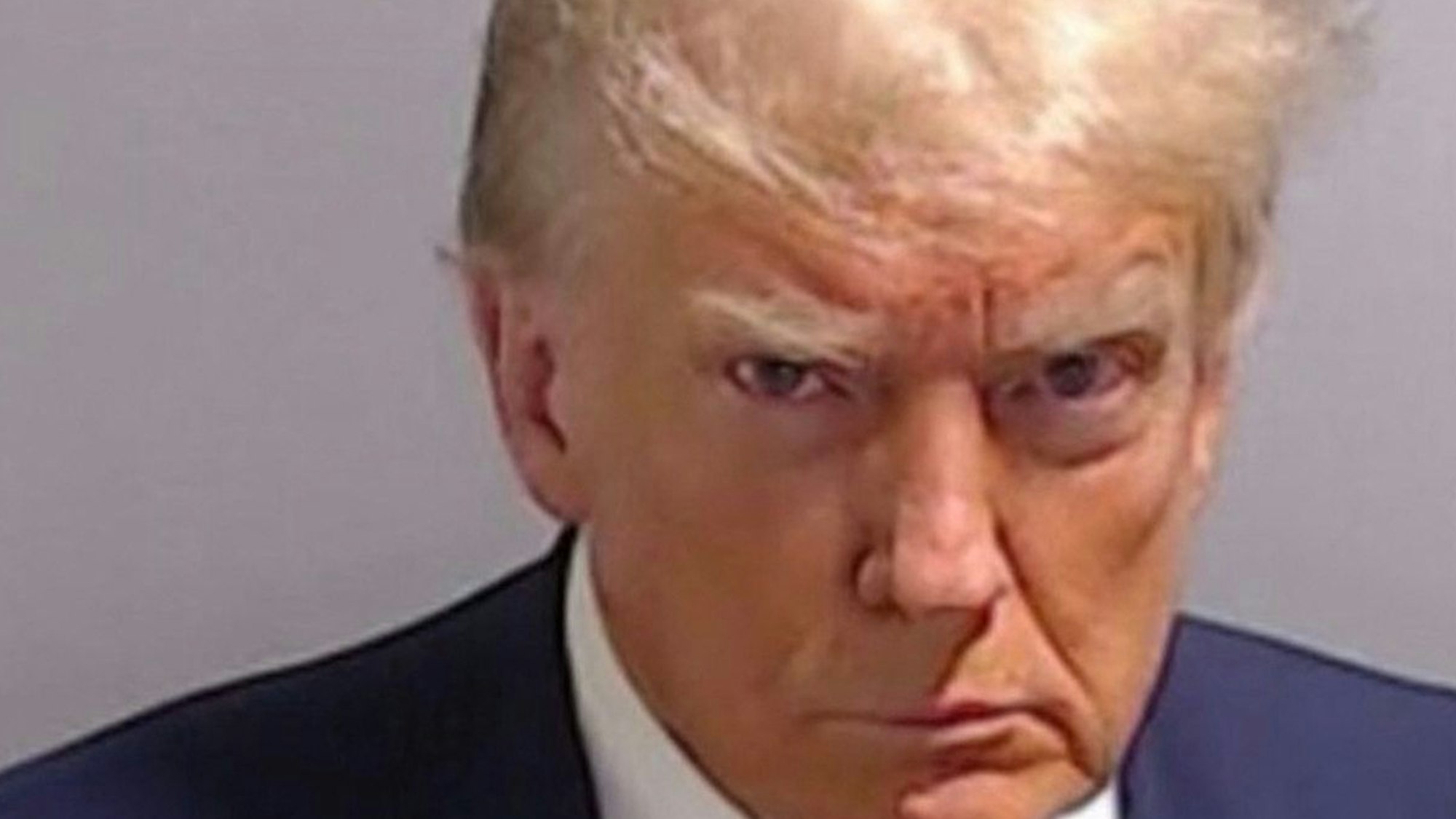 Auch der Mug-Shot von Ex-US-Präsident Donald Trump nach seiner Festnahme am 23. August 2023 dient dem Opfernarrativ Trumps.