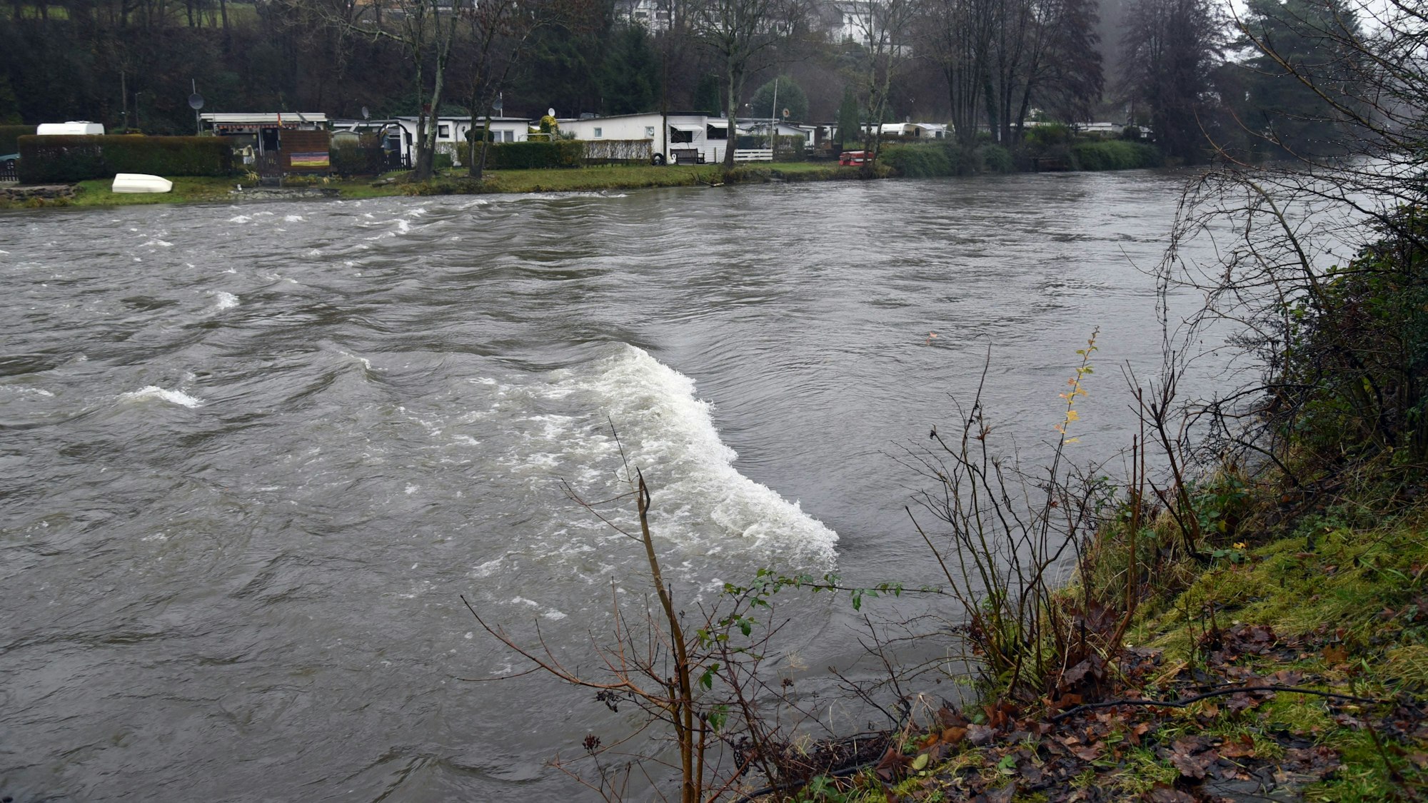 Die Agger, hier in Engelskirchen-Loope, ist deutlich angestiegen.