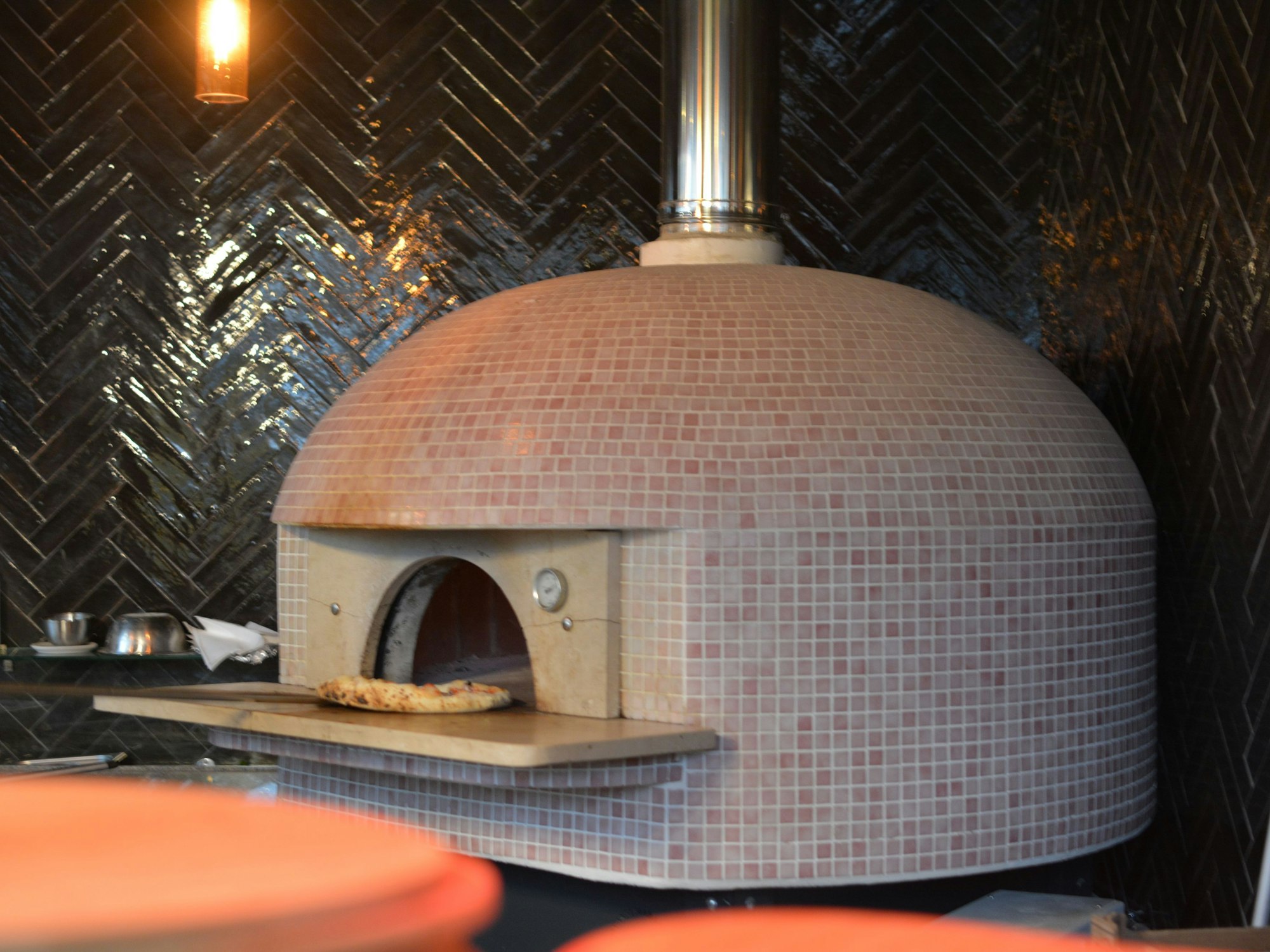 Ein Pizzaofen in blassrosa