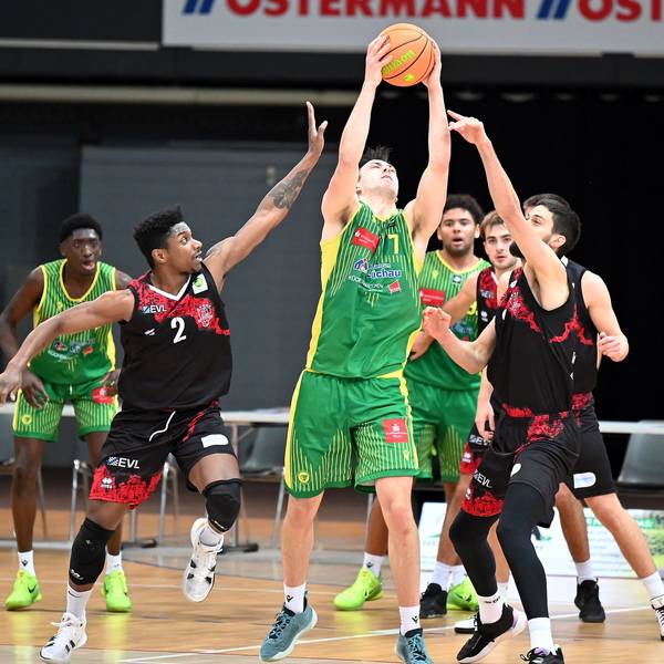 09.12.2023, Basketball-Bayer Giants -Rist Wedel
links: Trey McBride (Bayer)
mitte:Daniel Johansson (Wedel)
rechts: Marco Boksic (Bayer)
Foto: Uli Herhaus