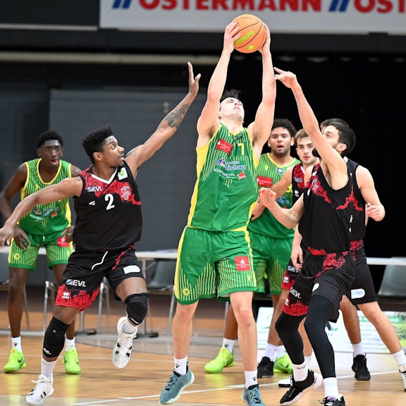 09.12.2023, Basketball-Bayer Giants -Rist Wedel
links: Trey McBride (Bayer)
mitte:Daniel Johansson (Wedel)
rechts: Marco Boksic (Bayer)
Foto: Uli Herhaus