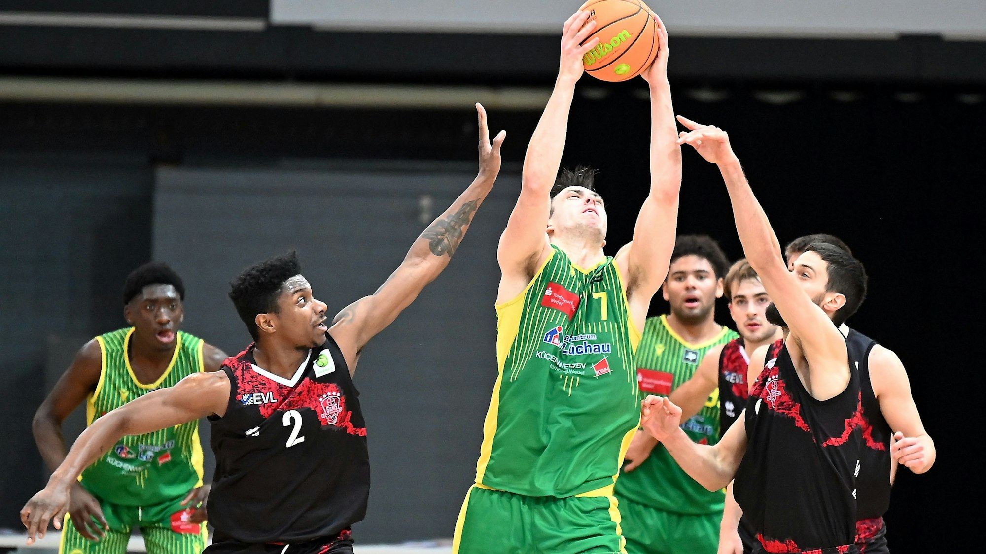 09.12.2023, Basketball-Bayer Giants -Rist Wedel
links: Trey McBride (Bayer)
mitte:Daniel Johansson (Wedel)
rechts: Marco Boksic (Bayer)
Foto: Uli Herhaus