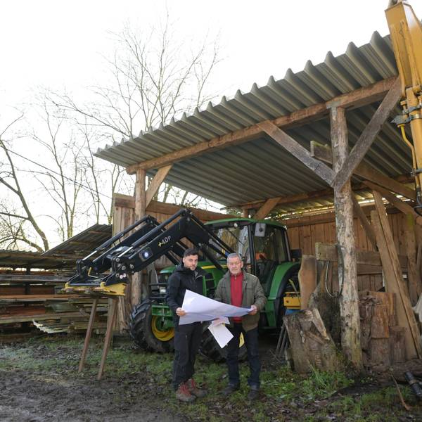 Rene und Franz Schwope vor einem alten Geräte-Unterstand.