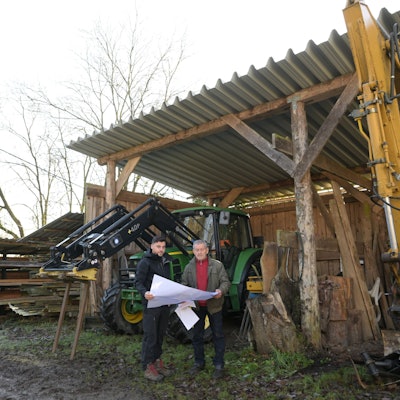 Rene und Franz Schwope vor einem alten Geräte-Unterstand.