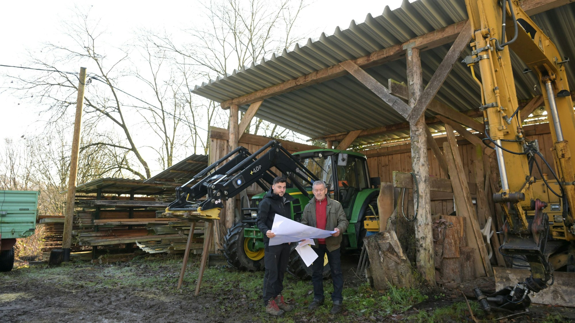 Rene und Franz Schwope vor einem alten Geräte-Unterstand.