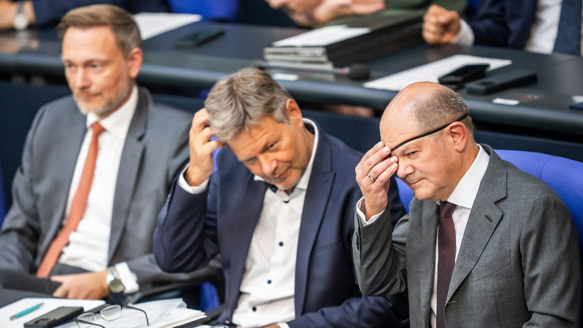 Bundeskanzler Olaf Scholz (SPD), nimmt neben Robert Habeck (Bündnis 90/Die Grünen), Bundesminister für Wirtschaft und Klimaschutz, und Christian Lindner (FDP), Bundesminister der Finanzen, an einer Generaldebatte des Bundestags teil.
