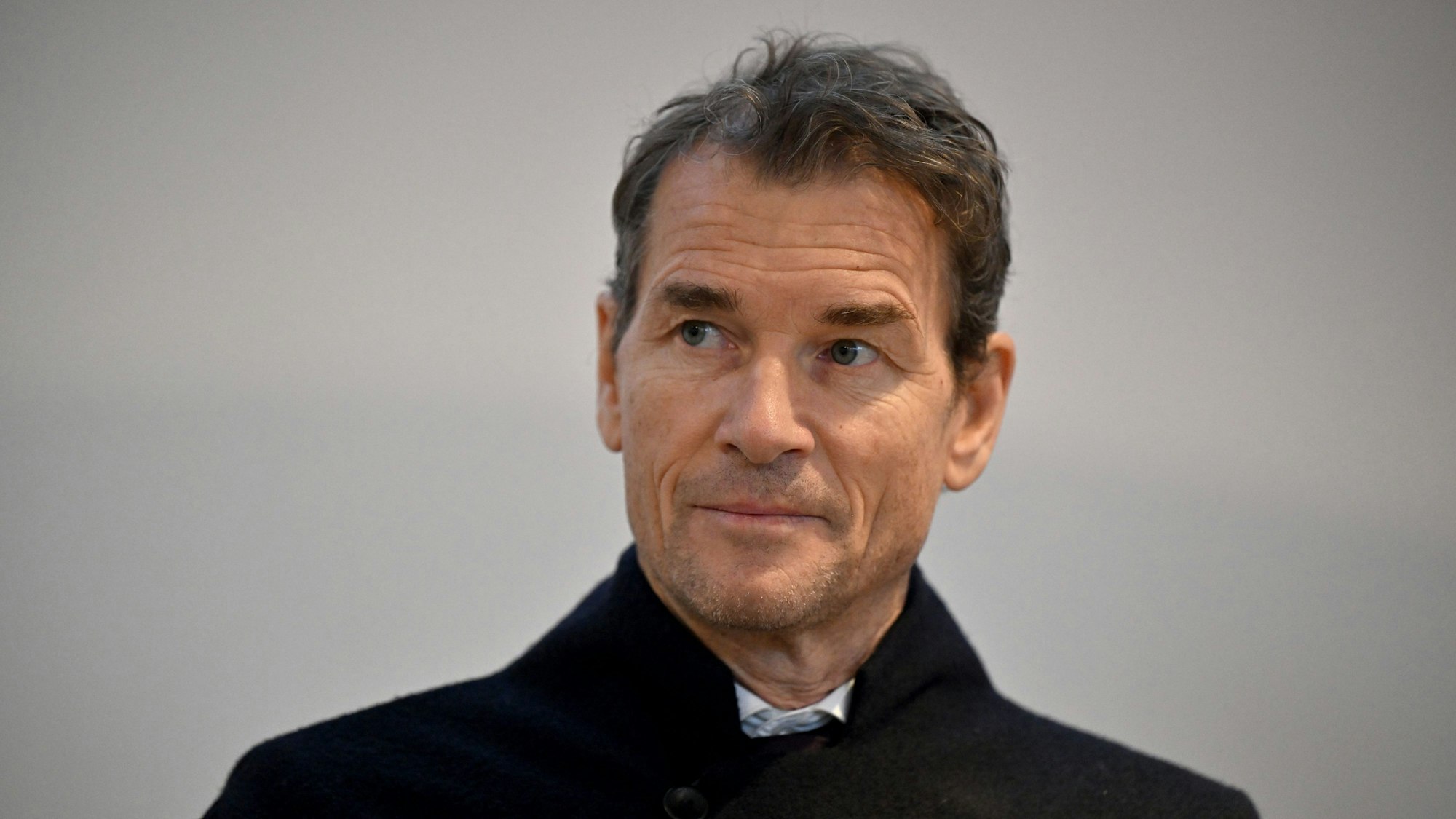 Der wegen Hausfriedensbruch und Sachbeschädigung angeklagte ehemalige Fußball-Nationaltorwart Jens Lehmann steht zur Fortsetzung im Prozess gegen ihn an seinem Platz.