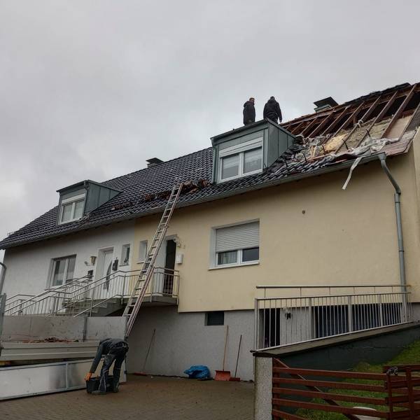 In Lohmar-Krahwinkel wurde dieses Hausdach abgedeckt.