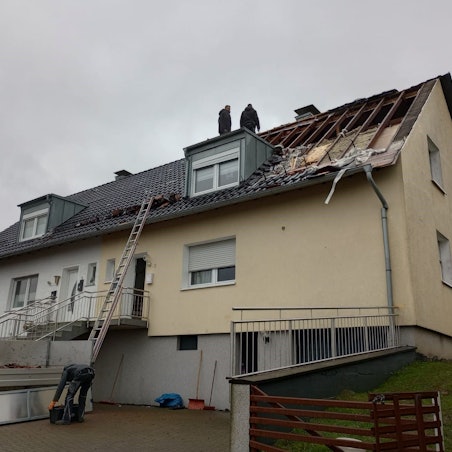 In Lohmar-Krahwinkel wurde dieses Hausdach abgedeckt.