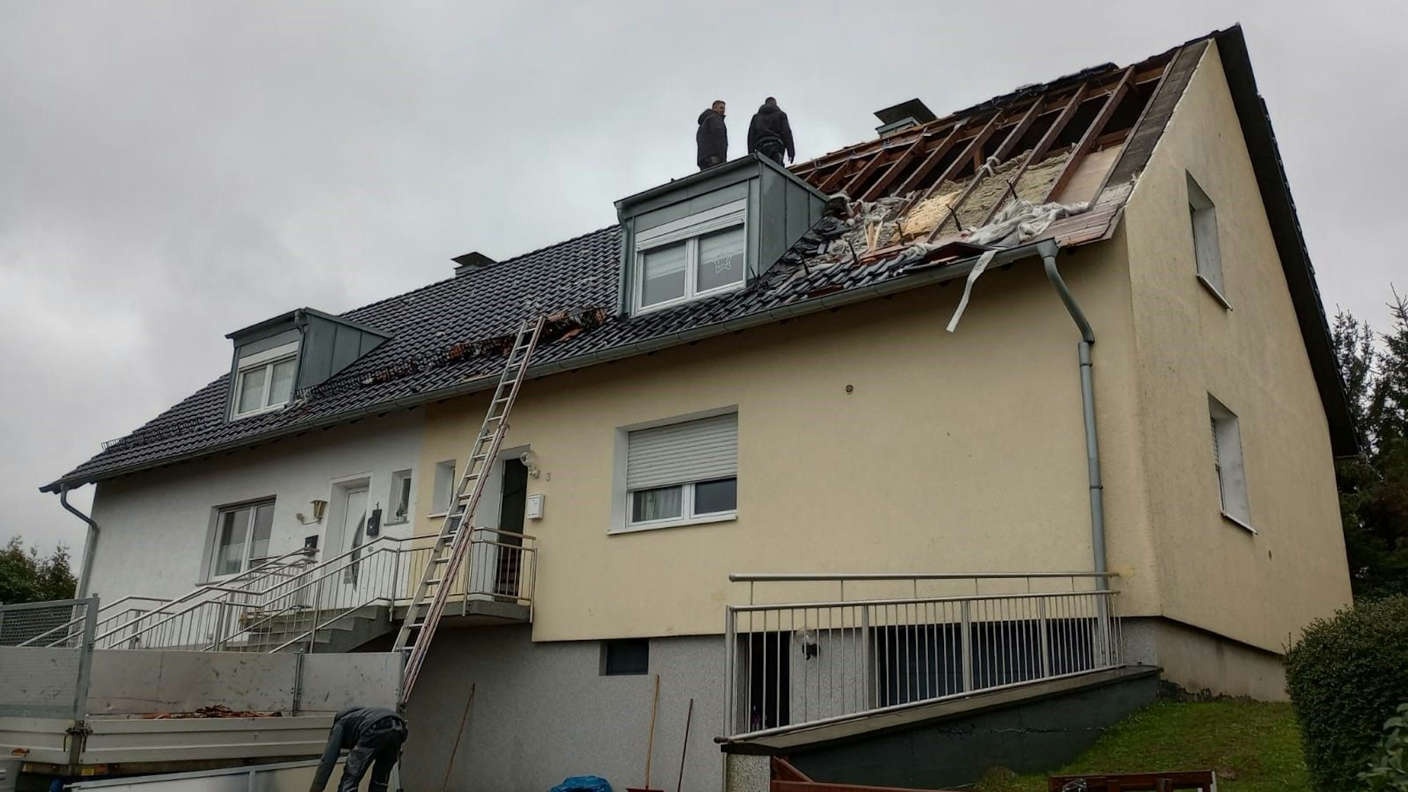 In Lohmar-Krahwinkel wurde dieses Hausdach abgedeckt.