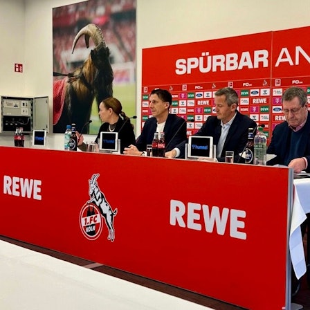 Pressesprecherin Lil Zercher, die Geschäftsführer Christian Keller und Philipp Türoff und FC-Präsident Werner Wolf bei der Pressekonferenz des 1. FC Köln zur Trennung von Steffen Baumgart und zur Transfersperre.