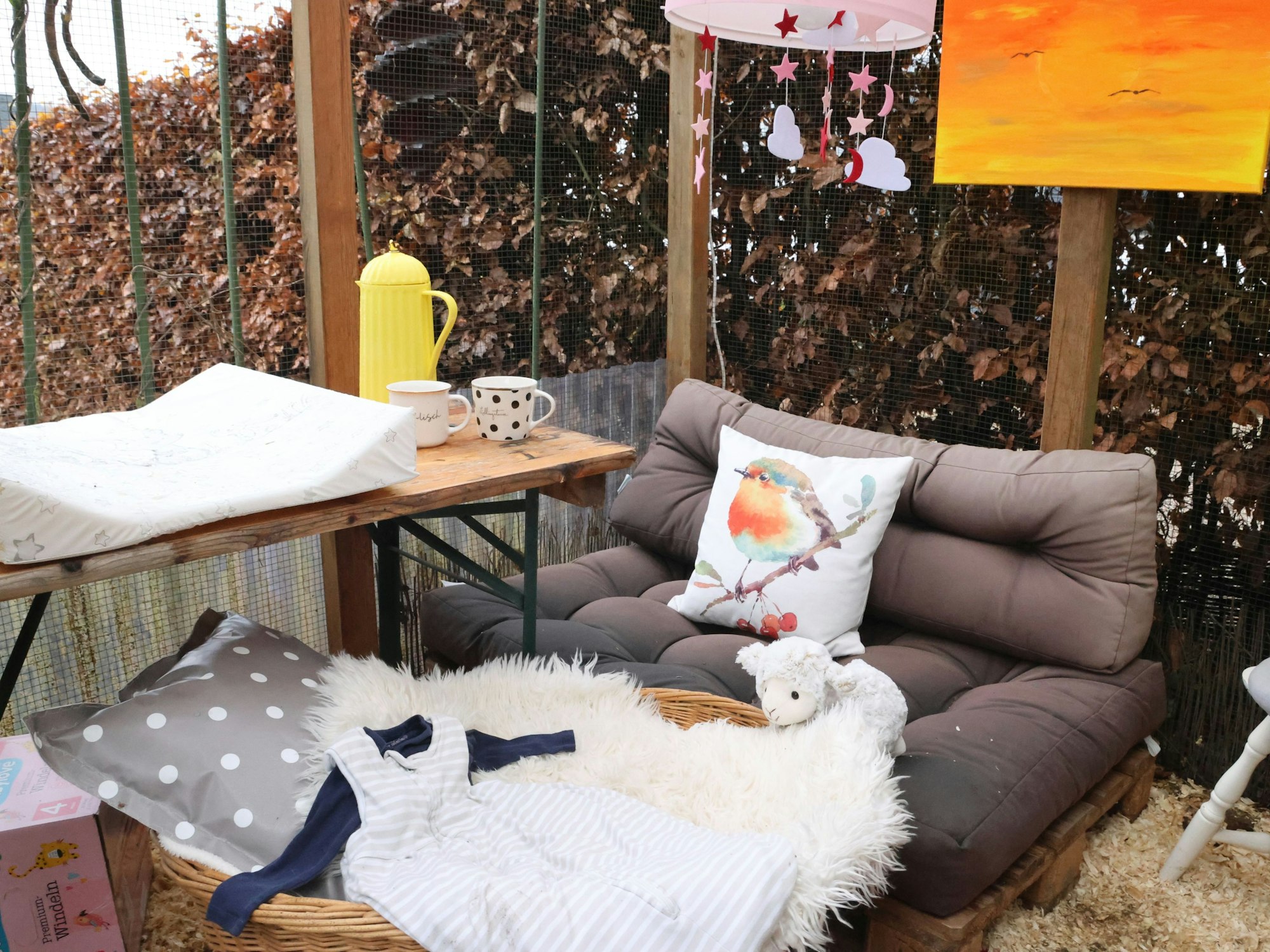 In einer ehemaligen Wachte-Voliere steht diese moderne Krippe mit Wickeltisch und Windeln.