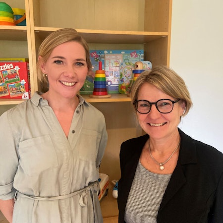 Zu sehen sind Sabrina Oude-Weßelink, Teamleiterin und Koordinatorin, und die SkF-Vorständin Ulrike Schubert.